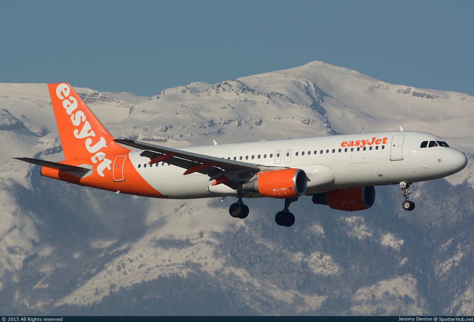 Photo of G-EZUA - Airbus A320-214 operated by easyJet