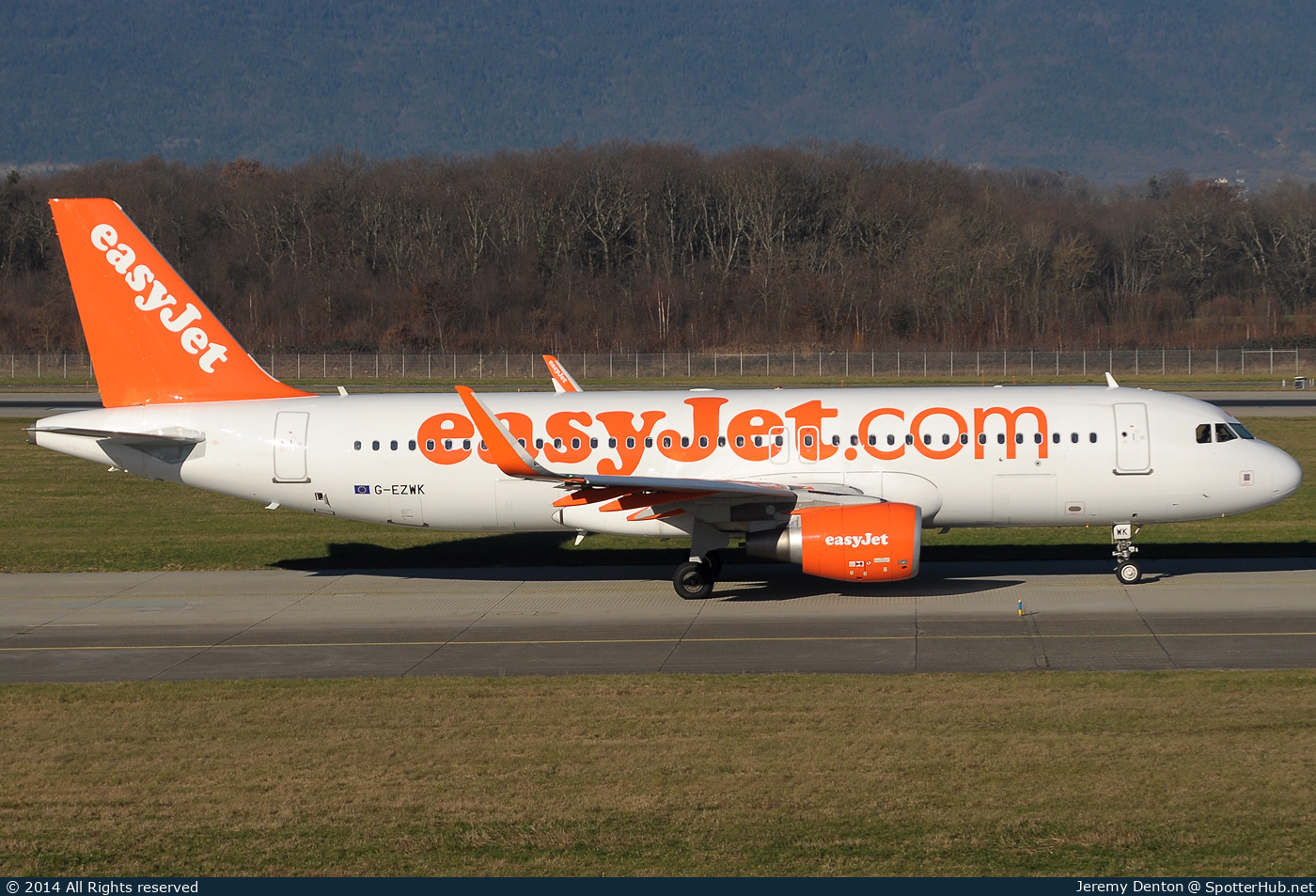 Photo of G-EZWK - Airbus A320-214 operated by easyJet