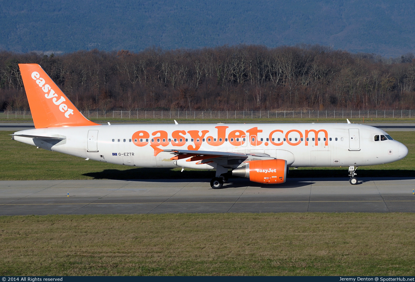 Photo of G-EZTR - Airbus A320-214 operated by easyJet