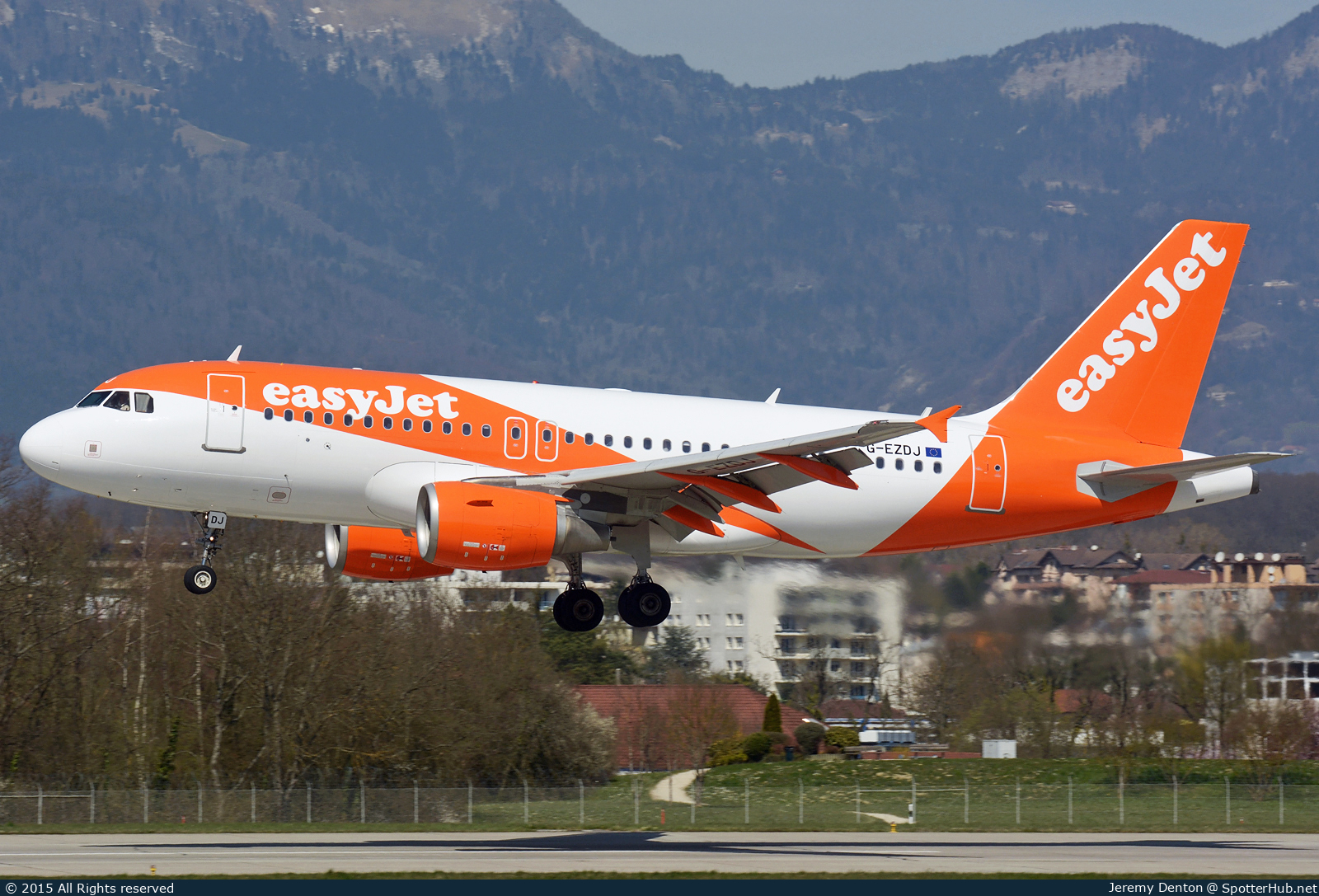 Photo of G-EZDJ - Airbus A319-111 operated by easyJet
