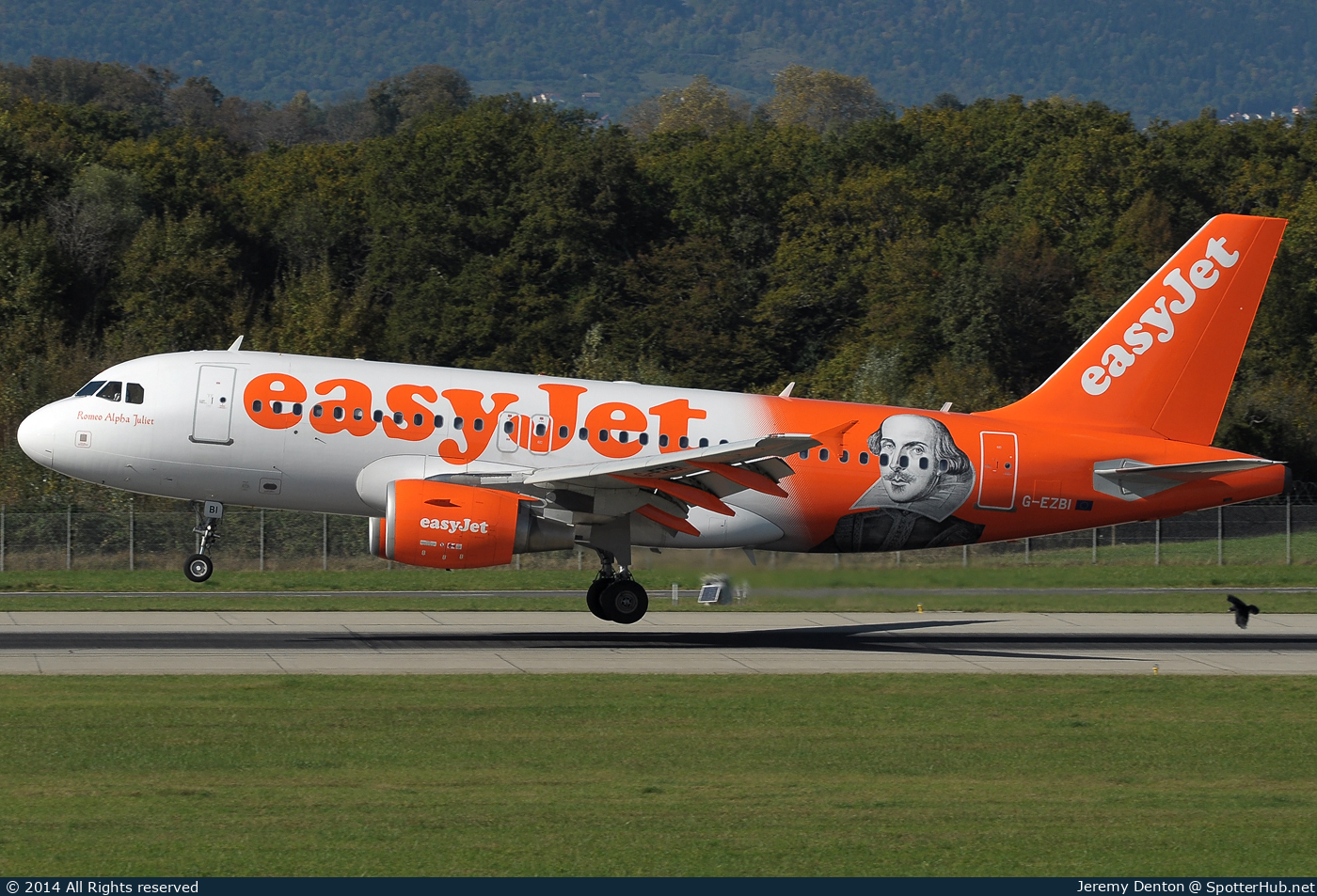 Photo of G-EZBI - Airbus A319-111 operated by easyJet