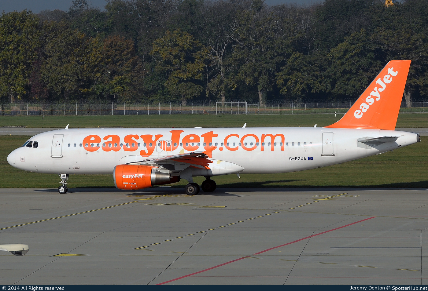 Photo of G-EZUA - Airbus A320-214 operated by easyJet