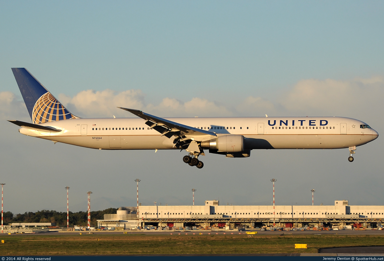 Photo of N76064 - Boeing 767-424(ER) operated by United Airlines