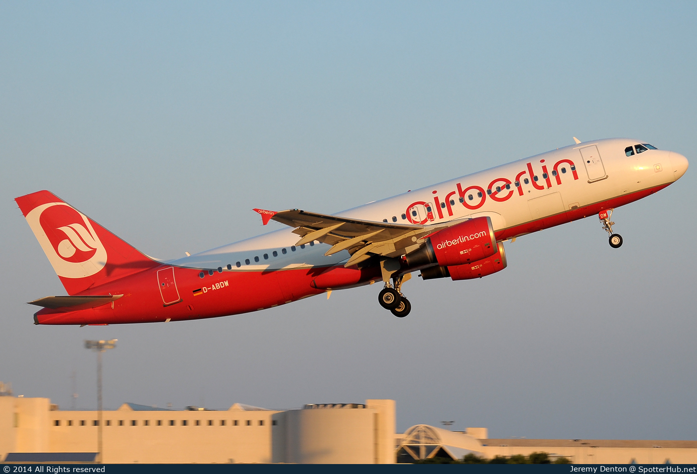 Photo of D-ABDW - Airbus A320-214 operated by Air Berlin