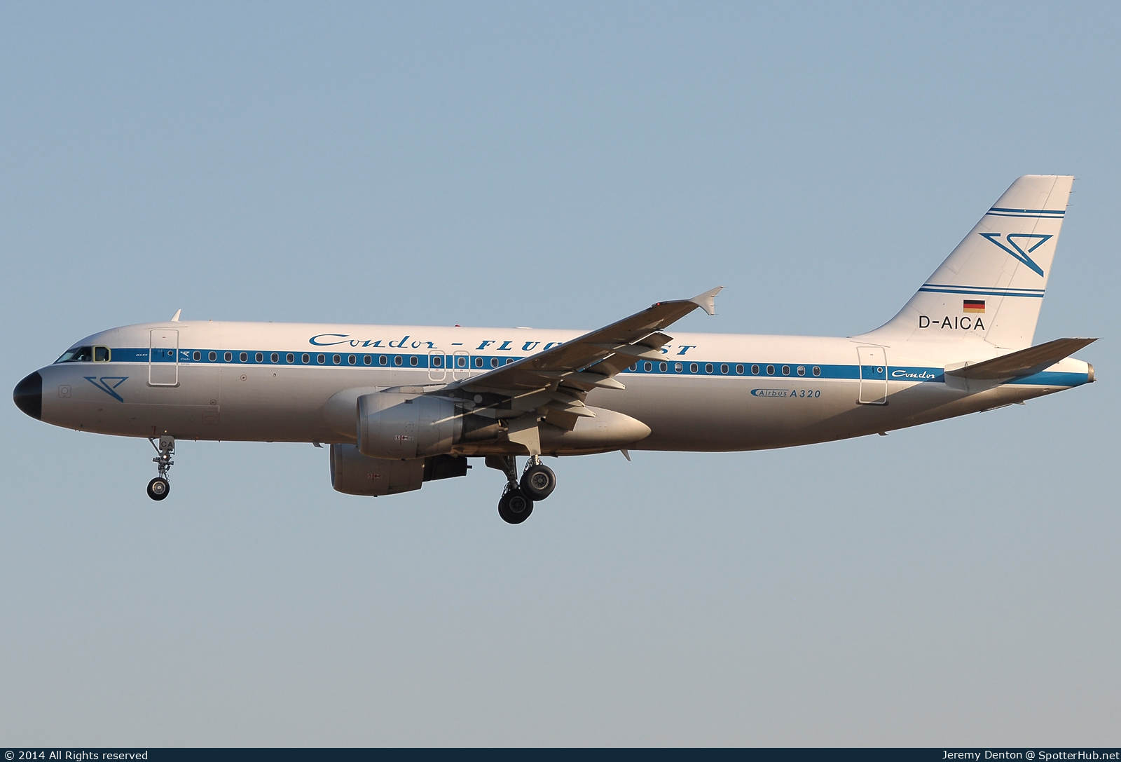 Photo of D-AICA - Airbus A320-212 operated by Condor