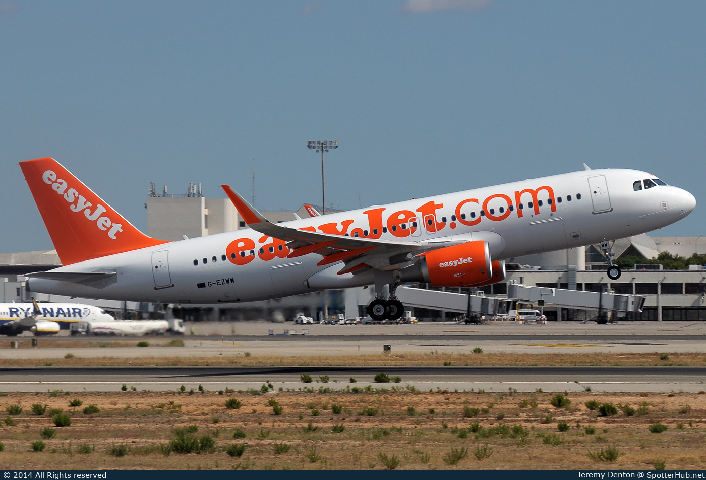 Photo of G-EZWW - Airbus A320-214 operated by easyJet