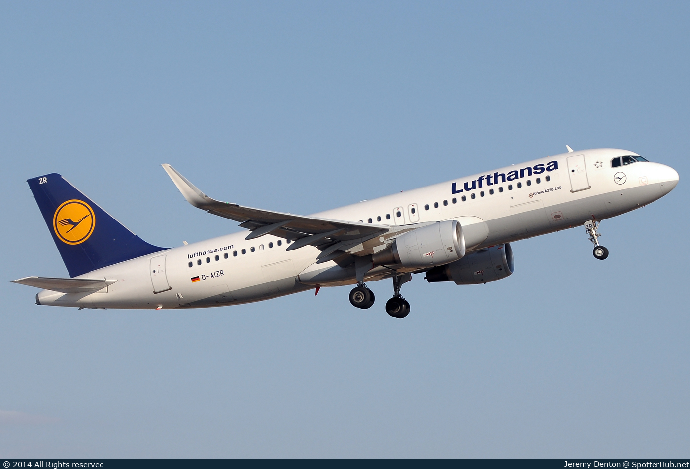 Photo of D-AIZR - Airbus A320-214 operated by Lufthansa