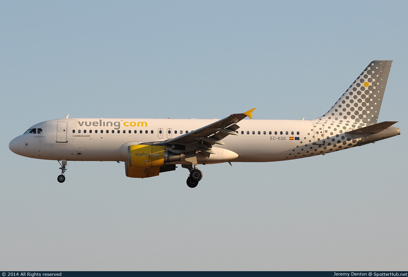Photo of EC-KDG - Airbus A320-214 operated by Vueling