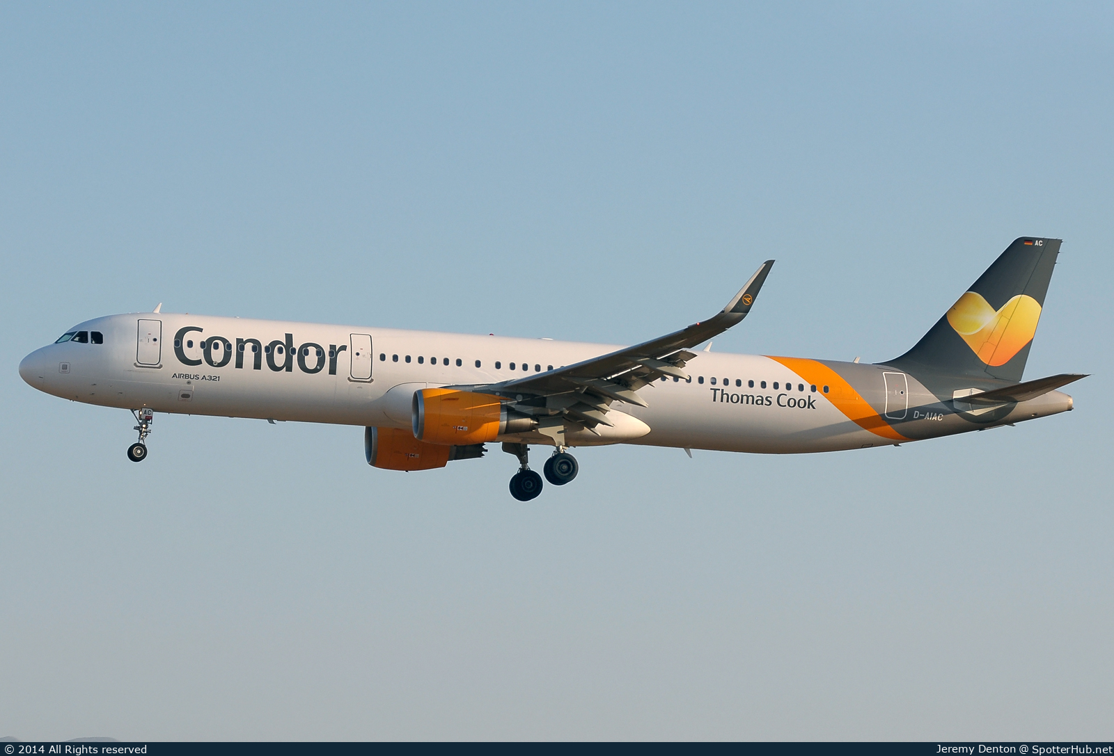 Photo of D-AIAC - Airbus A321-211 operated by Condor
