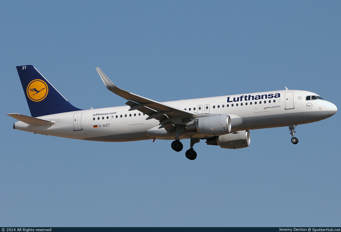 Photo of D-AIZT - Airbus A320-214 operated by Lufthansa