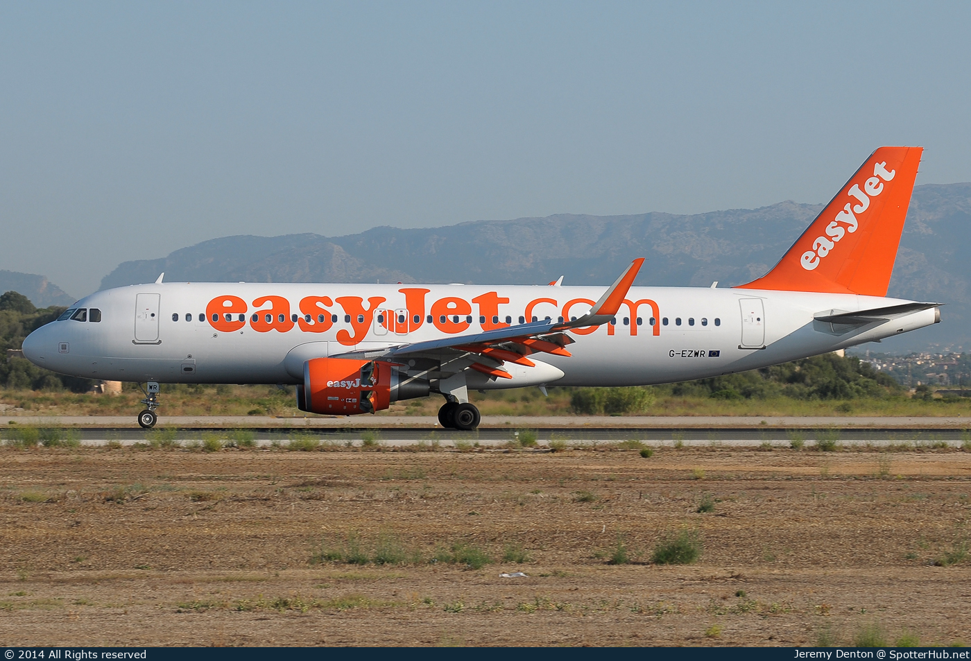 Photo of G-EZWR - Airbus A320-214 operated by easyJet