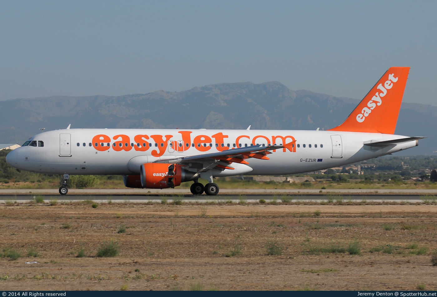 Photo of G-EZUR - Airbus A320-214 operated by easyJet