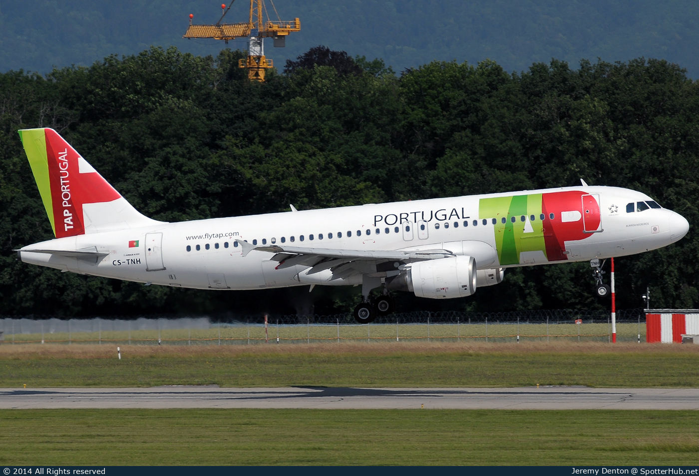 Photo of CS-TNH - Airbus A320-214 operated by TAP Air Portugal
