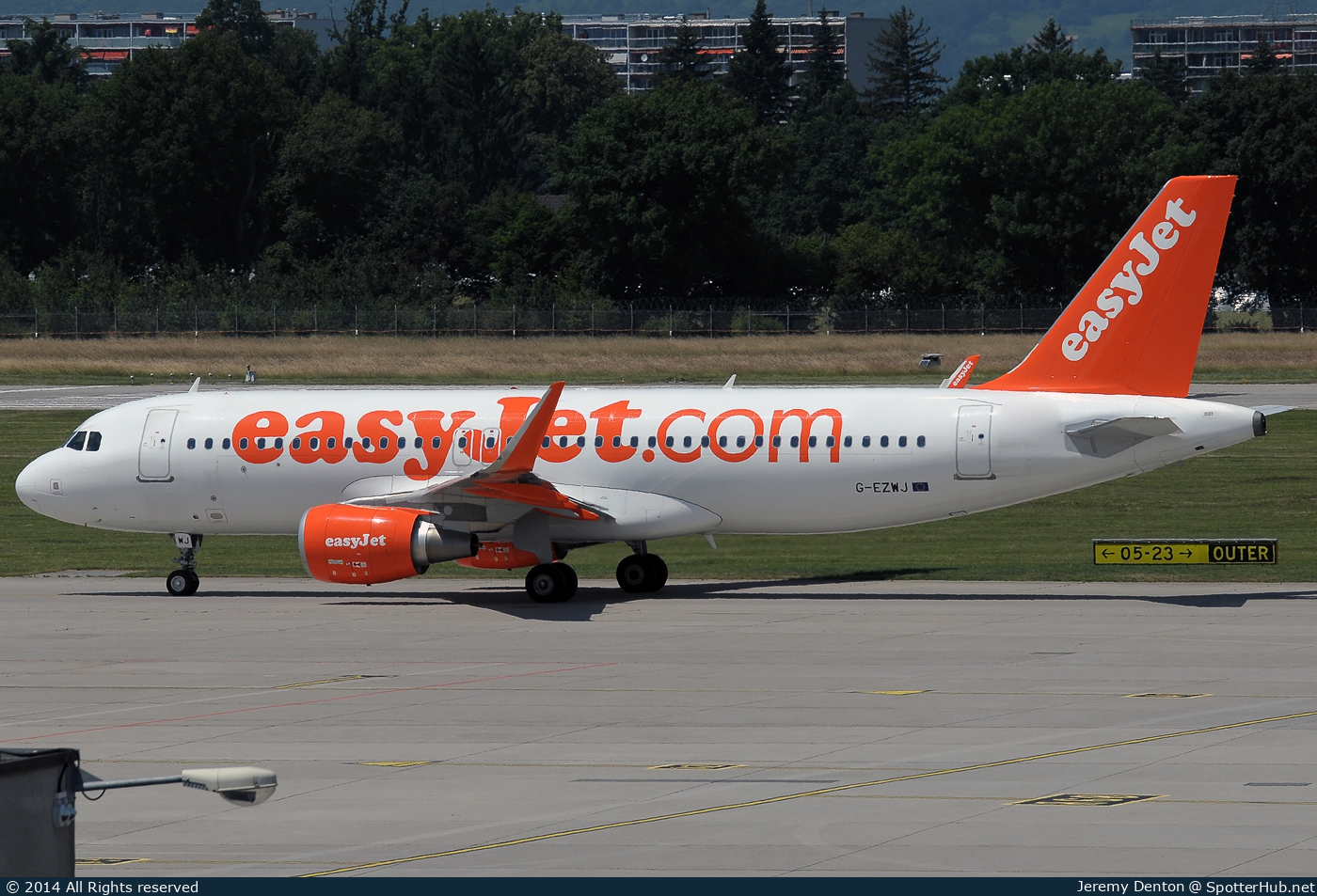 Photo of G-EZWJ - Airbus A320-214 operated by easyJet
