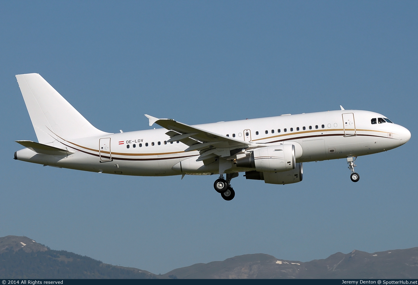 Photo of OE-LOV - Airbus A319-115(CJ) operated by Tyrolean Jet Service
