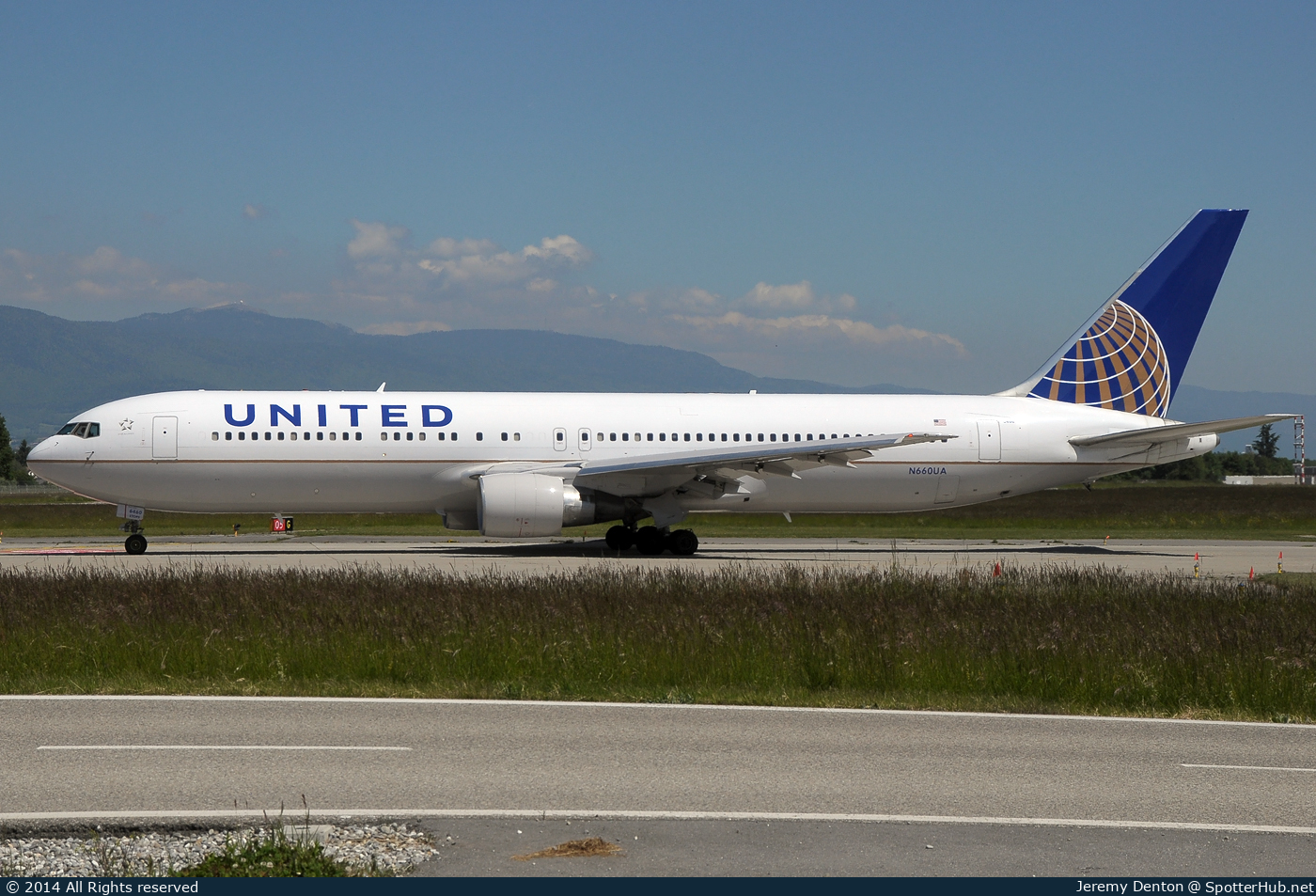 Photo of N660UA - Boeing 767-322(ER) operated by United Airlines