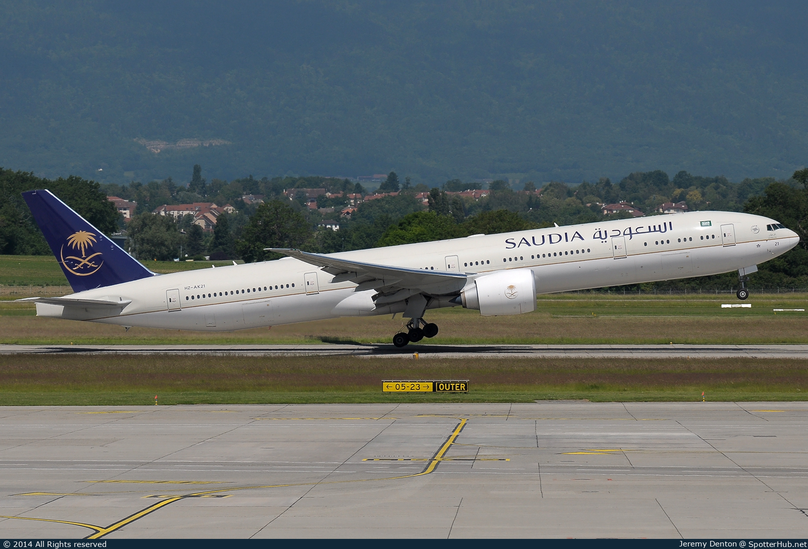 Photo of HZ-AK21 - Boeing 777-368(ER) operated by Saudia