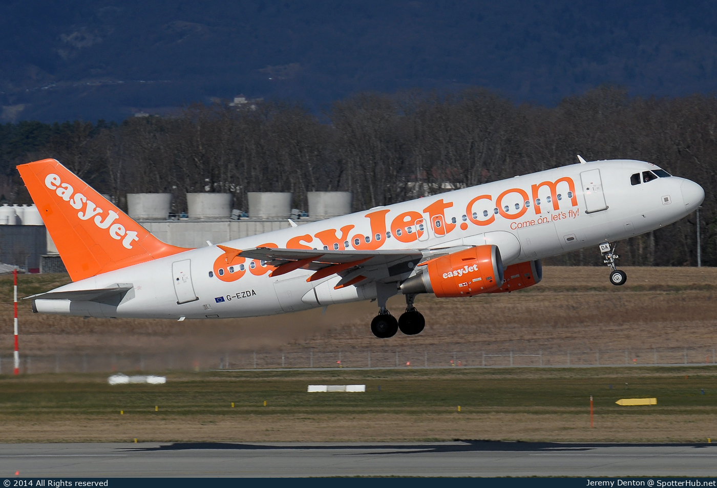 Photo of G-EZDA - Airbus A319-111 operated by easyJet