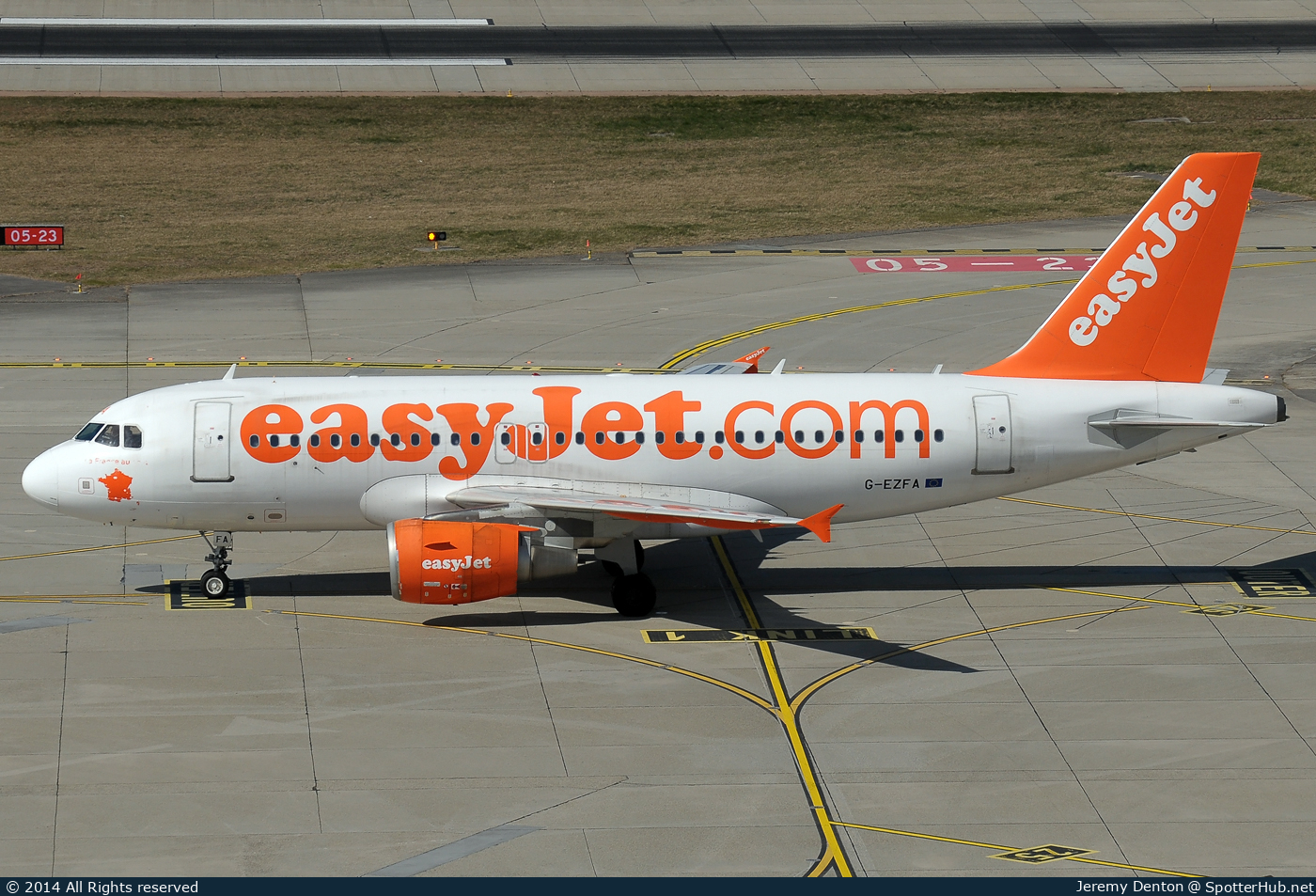 Photo of G-EZFA - Airbus A319-111 operated by easyJet