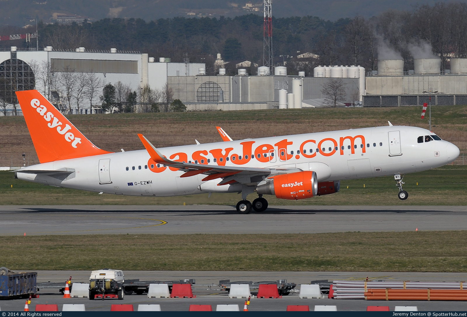 Photo of G-EZWH - Airbus A320-214 operated by easyJet