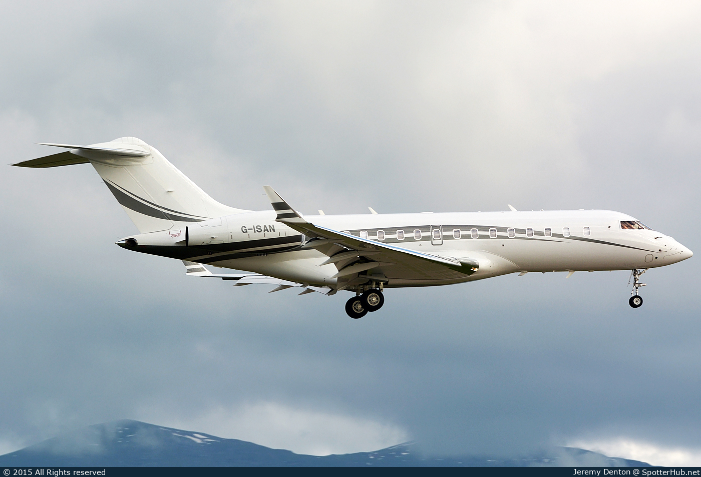Photo of G-ISAN - Bombardier Global 5000 operated by Aravco