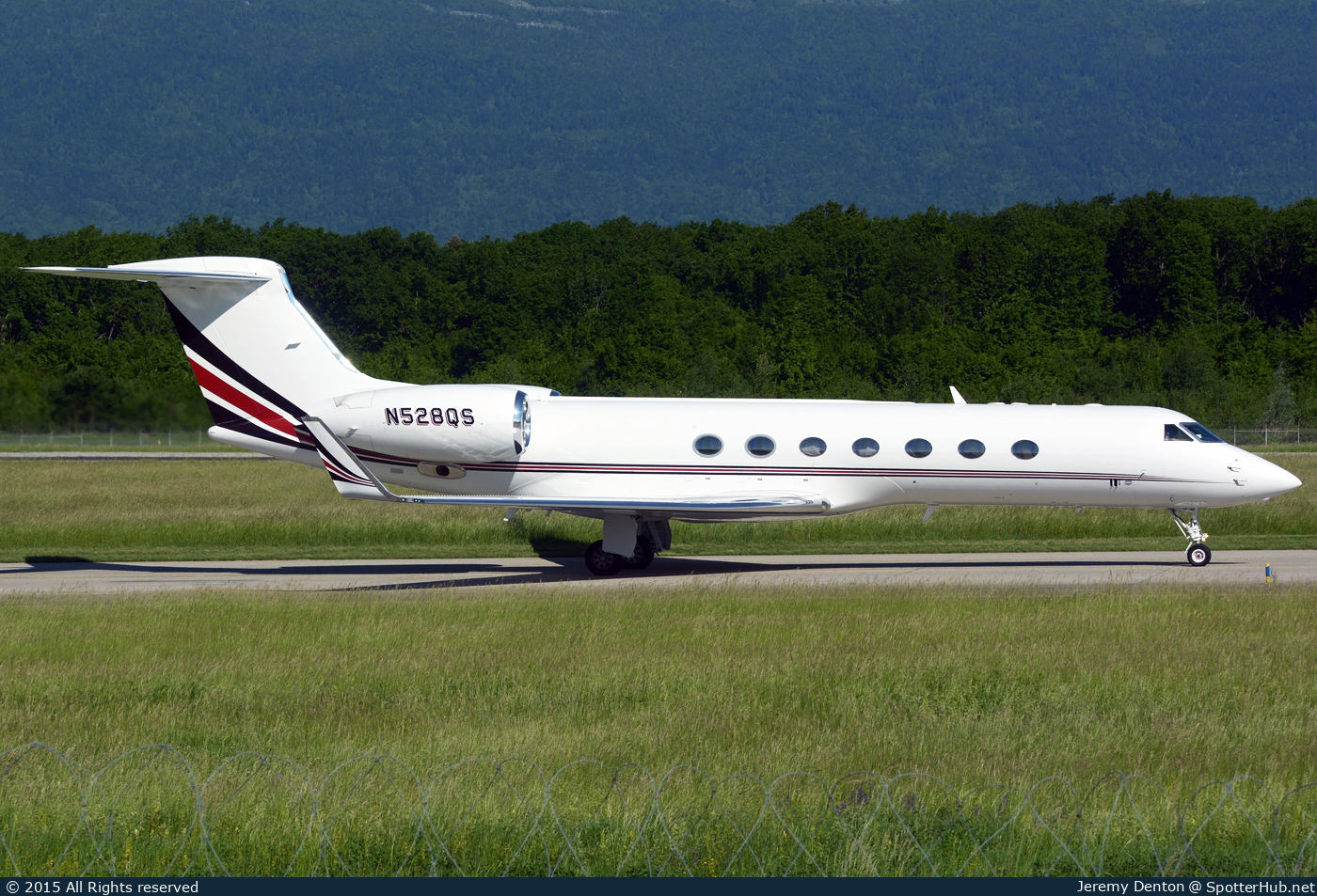 Photo of N528QS - Gulfstream GV-SP (G550) operated by NetJets