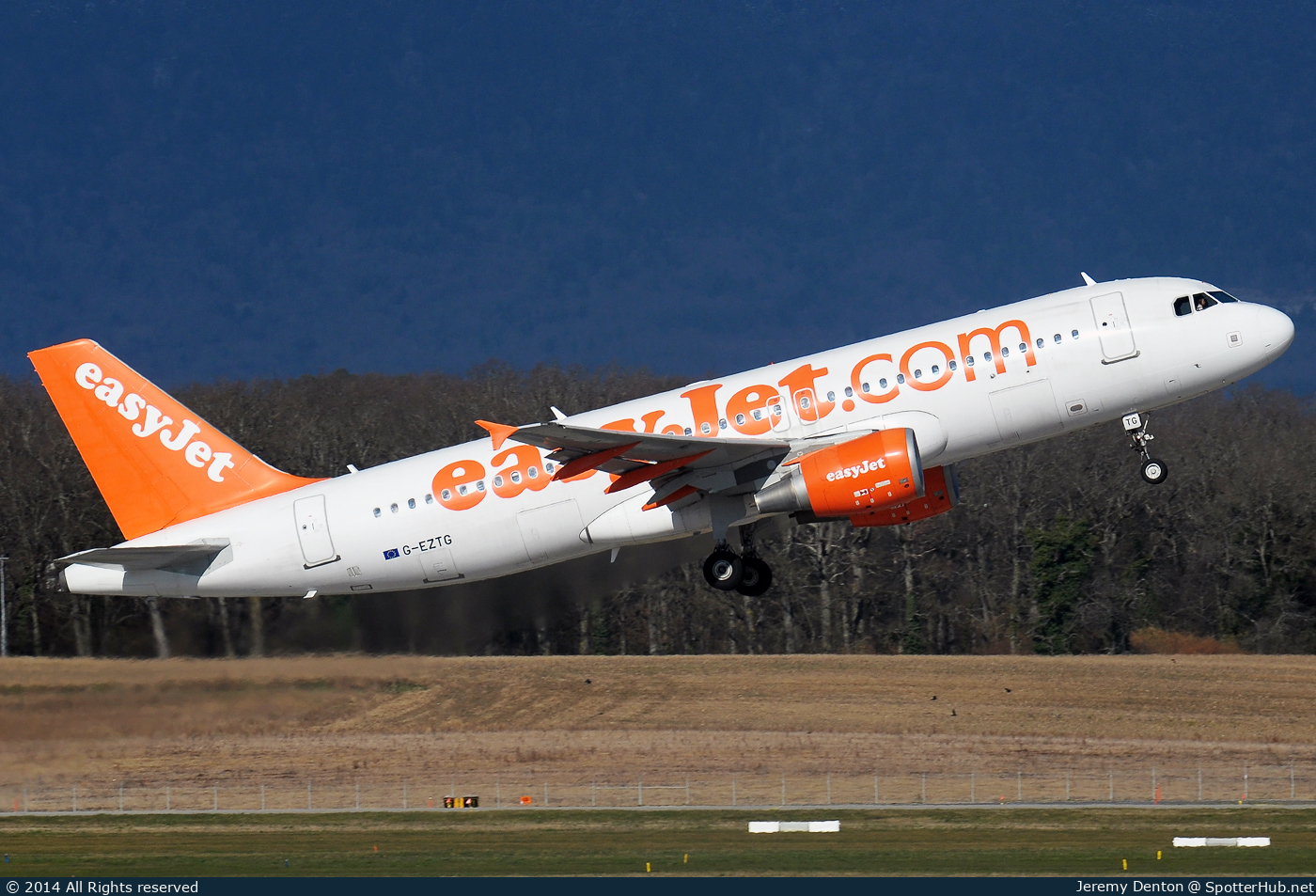 Photo of G-EZTG - Airbus A320-214 operated by easyJet