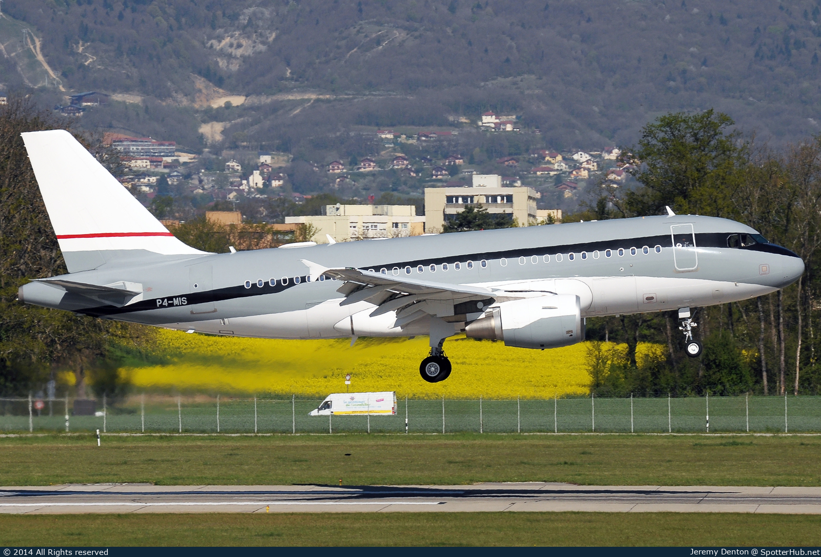 Photo of P4-MIS - Airbus A319-115(CJ) operated by Global Jet Luxembourg