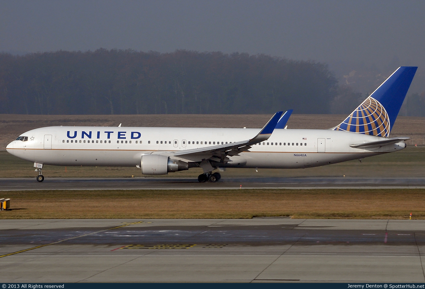 Photo of N664UA - Boeing 767-322(ER) operated by United Airlines
