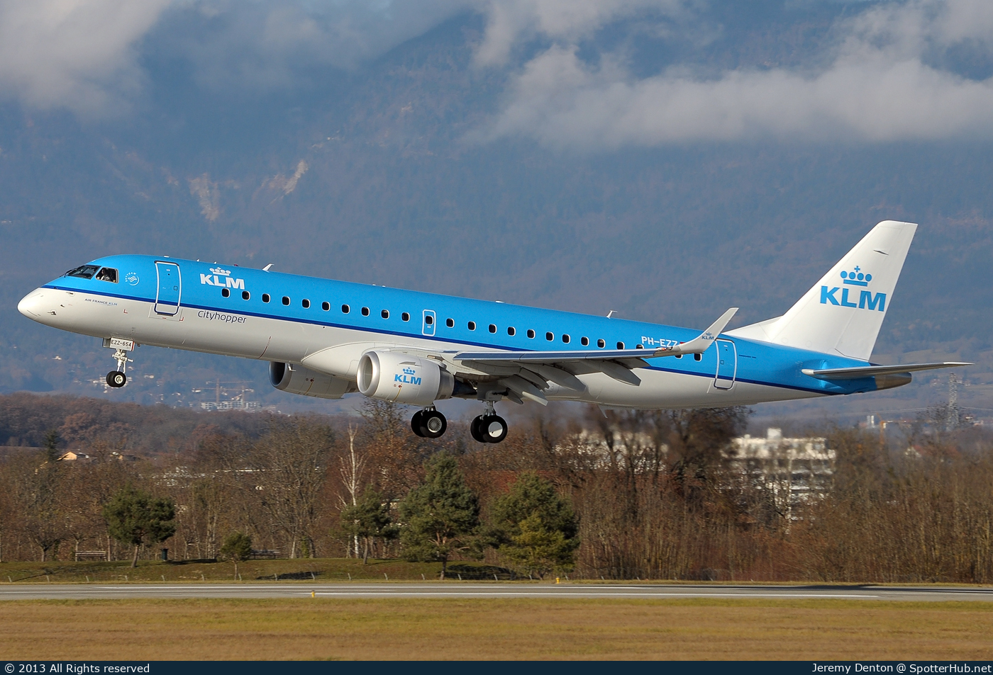Photo of PH-EZZ - Embraer ERJ-190STD operated by KLM Cityhopper