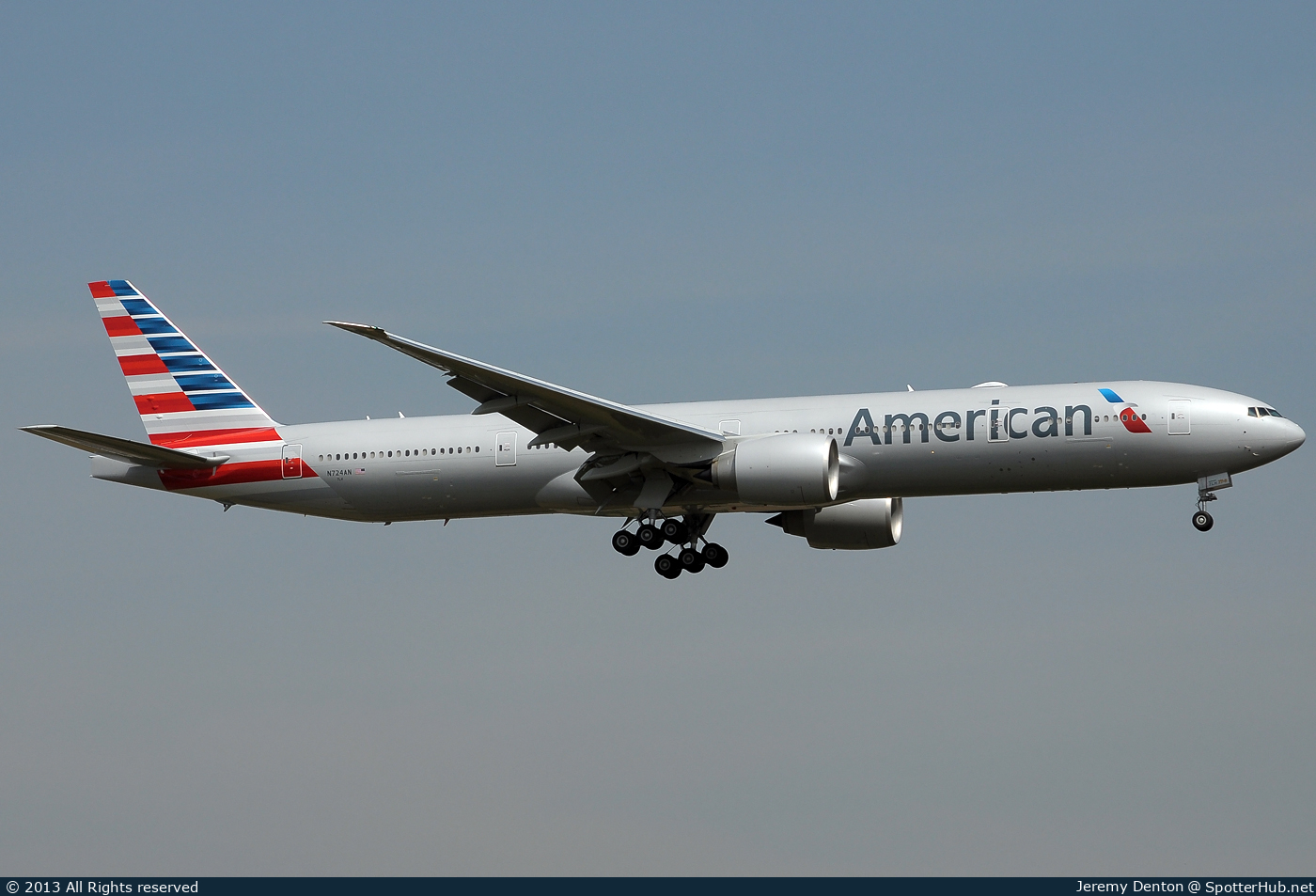Photo of N724AN - Boeing 777-323(ER) operated by American Airlines