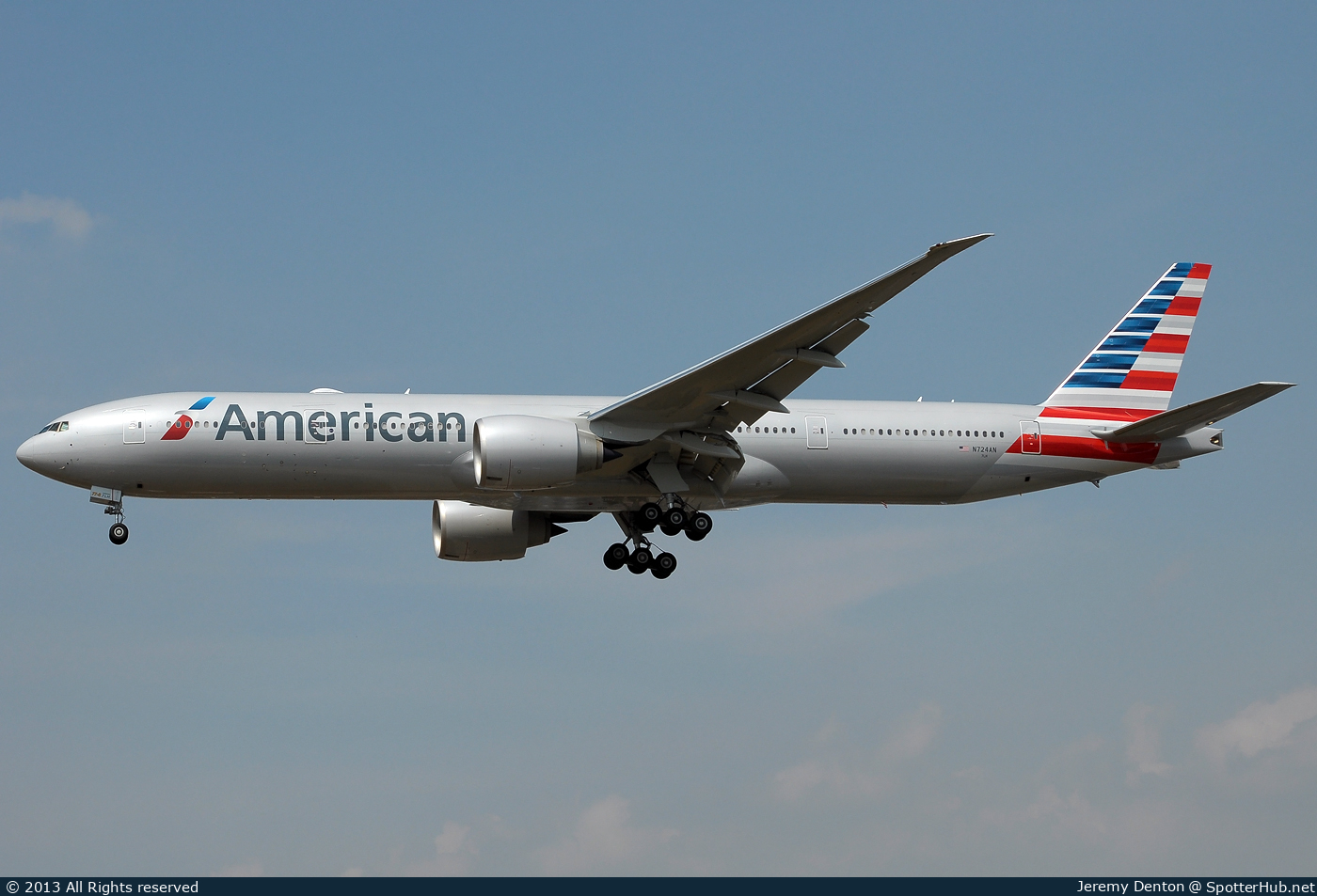 Photo of N724AN - Boeing 777-323(ER) operated by American Airlines