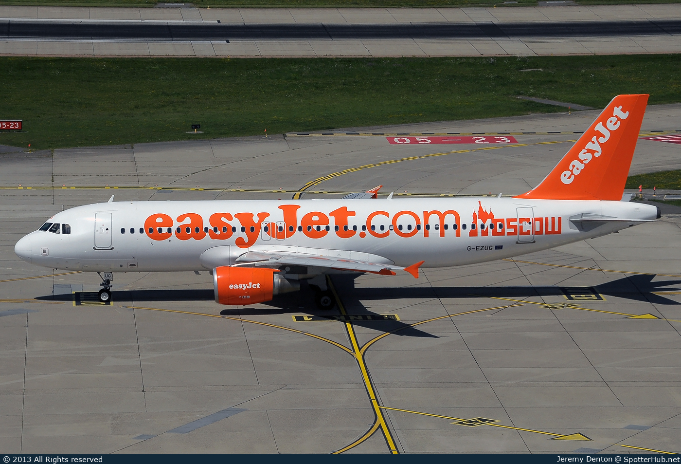 Photo of G-EZUG - Airbus A320-214 operated by easyJet
