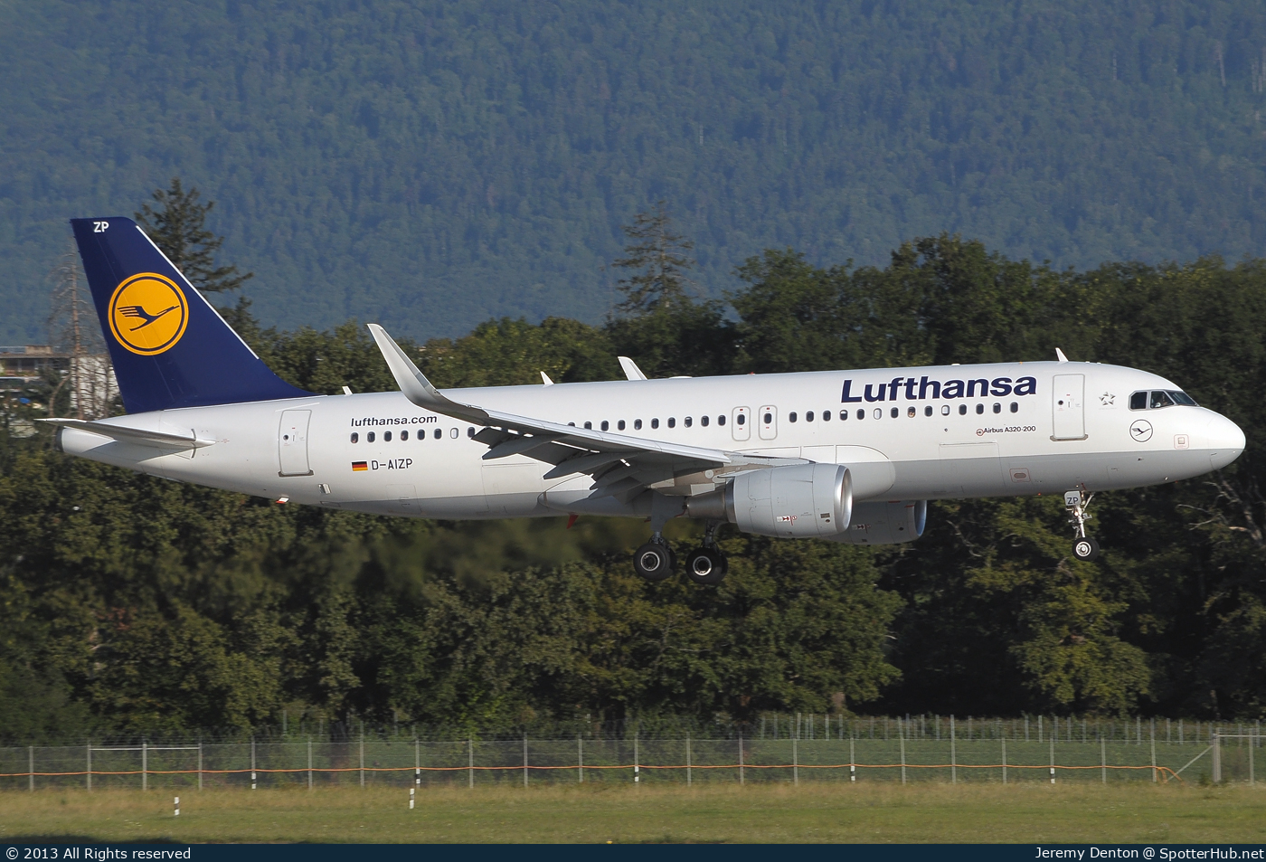Photo of D-AIZP - Airbus A320-214 operated by Lufthansa