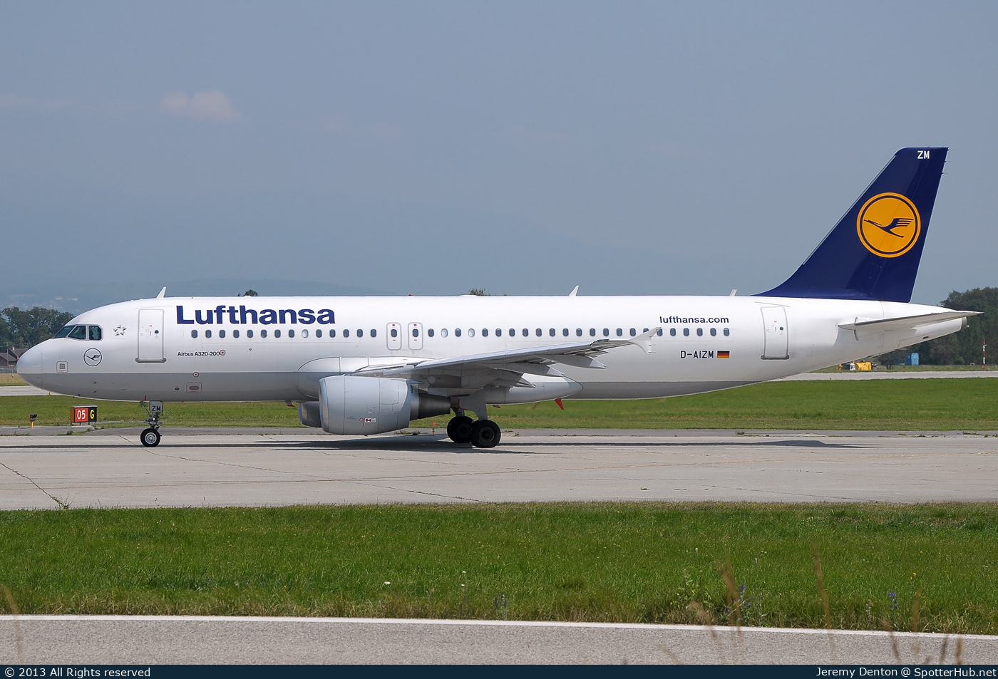 Photo of D-AIZM - Airbus A320-214 operated by Lufthansa