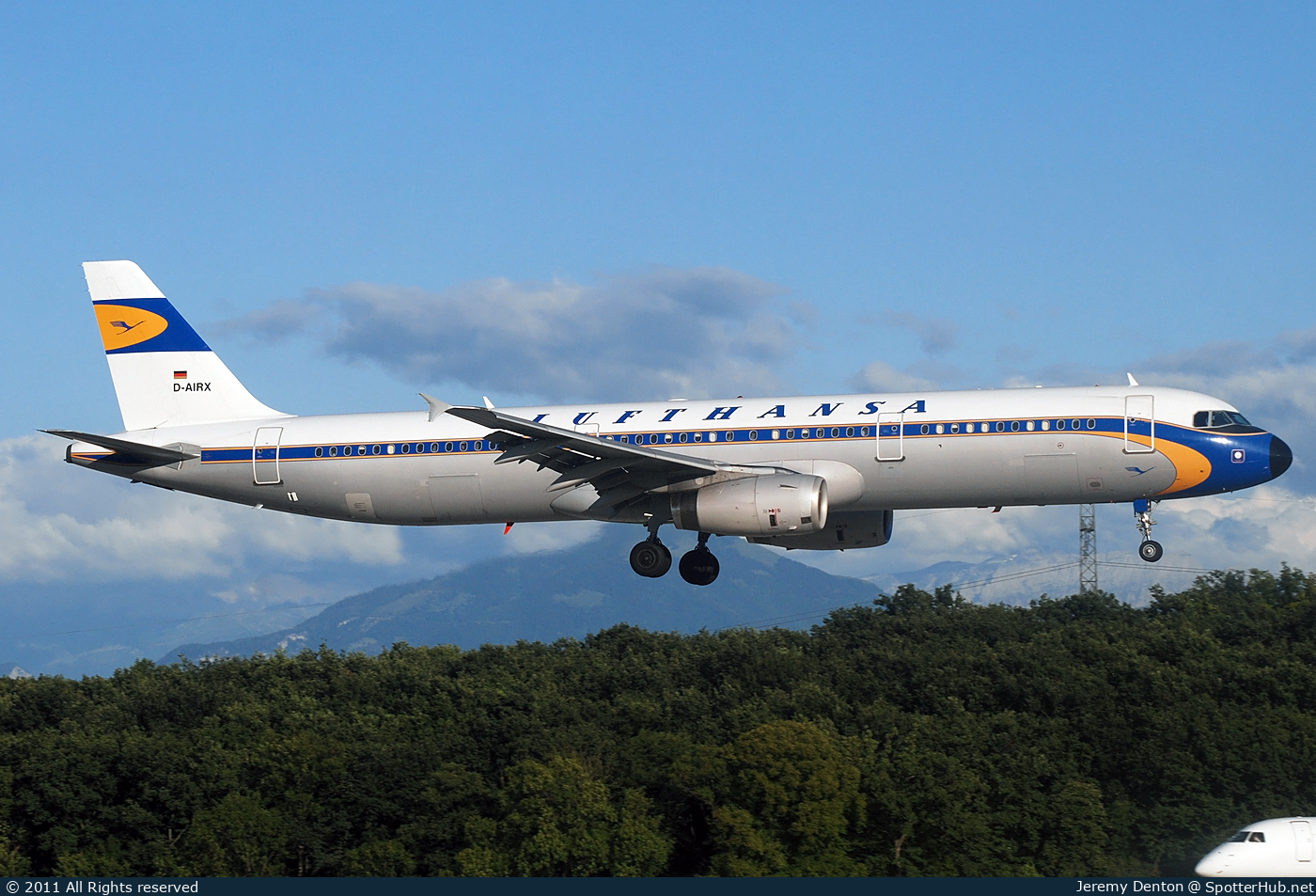 Photo of D-AIRX - Airbus A321-131 operated by Lufthansa