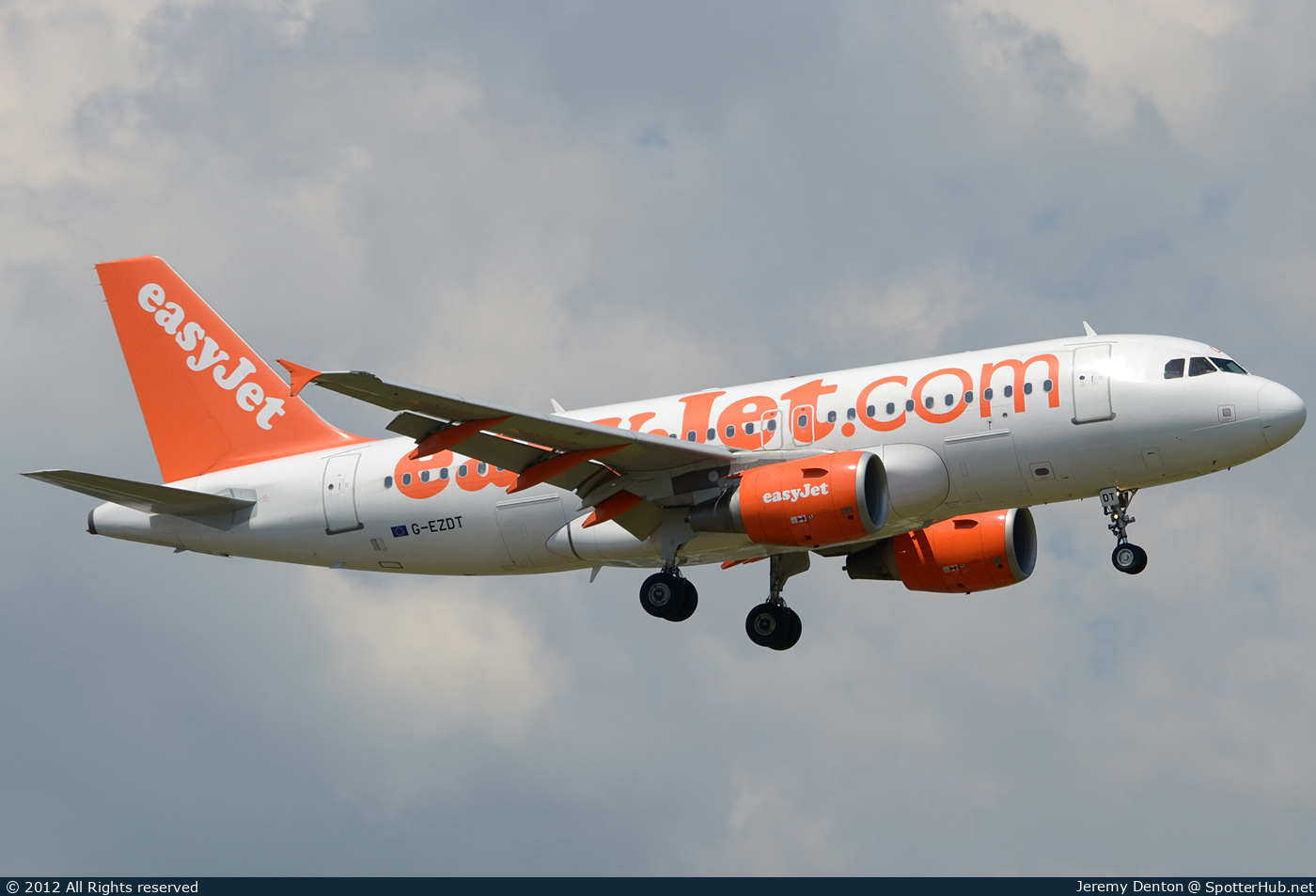 Photo of G-EZDT - Airbus A319-111 operated by easyJet