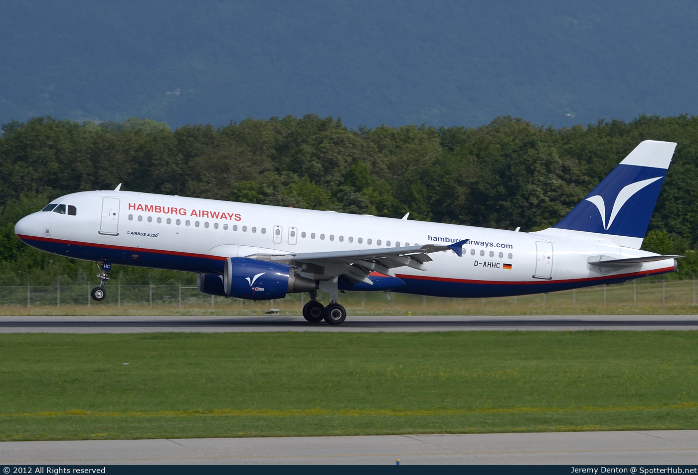 Photo of D-AHHC - Airbus A320-214 operated by Hamburg Airways