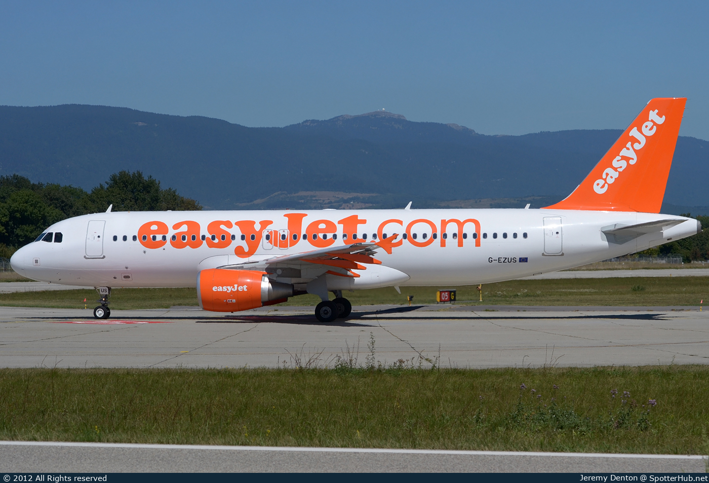 Photo of G-EZUS - Airbus A320-214 operated by easyJet