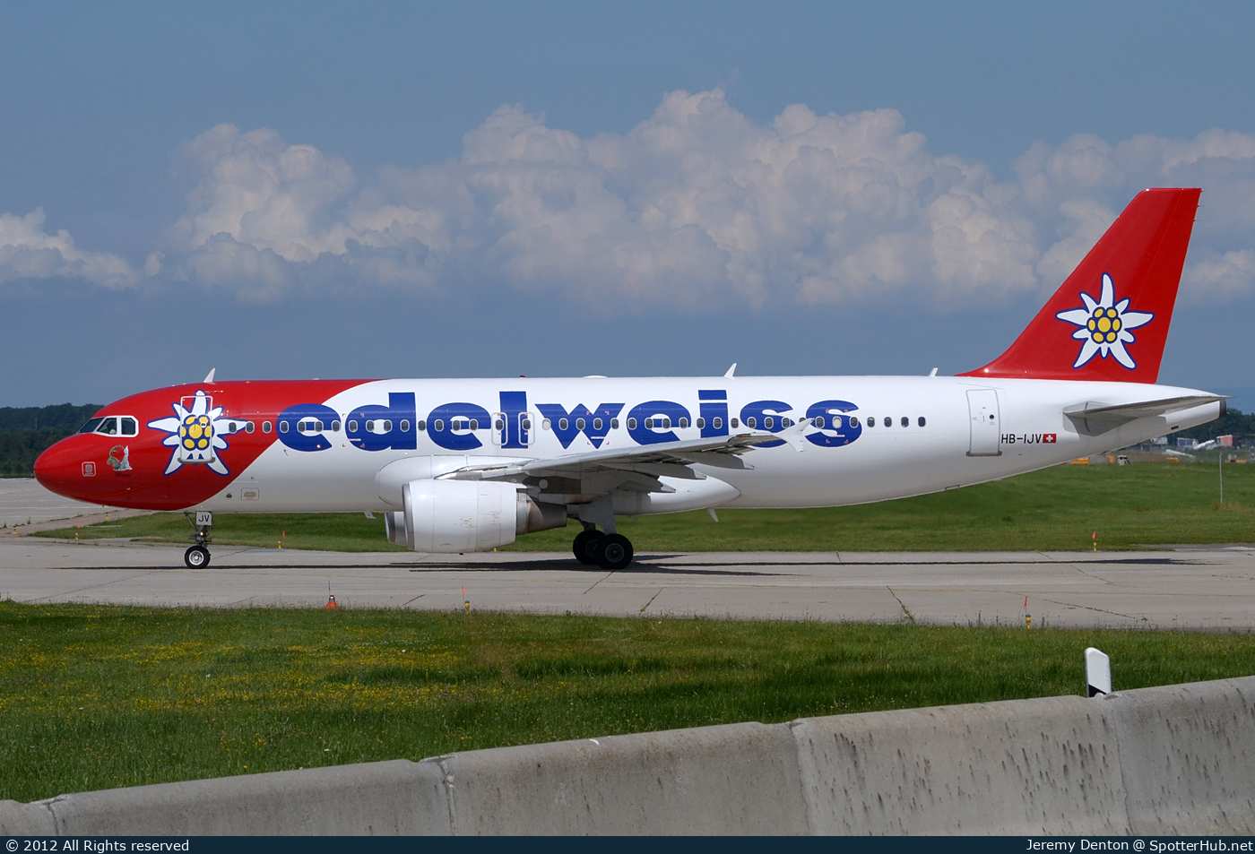 Photo of HB-IJV - Airbus A320-214 operated by Edelweiss Air
