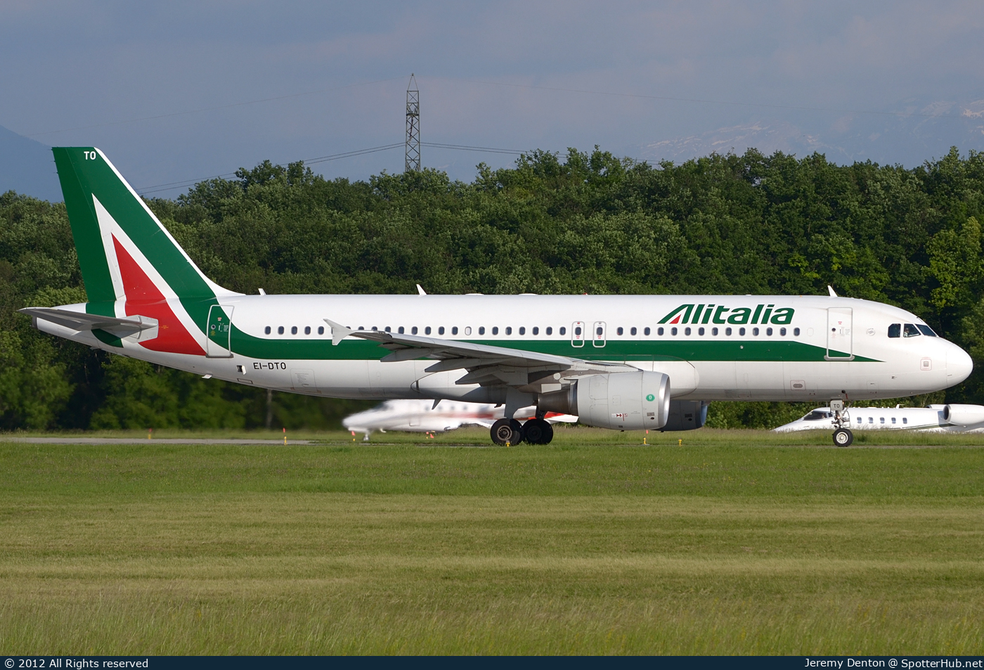 Photo of EI-DTO - Airbus A320-216 operated by Alitalia