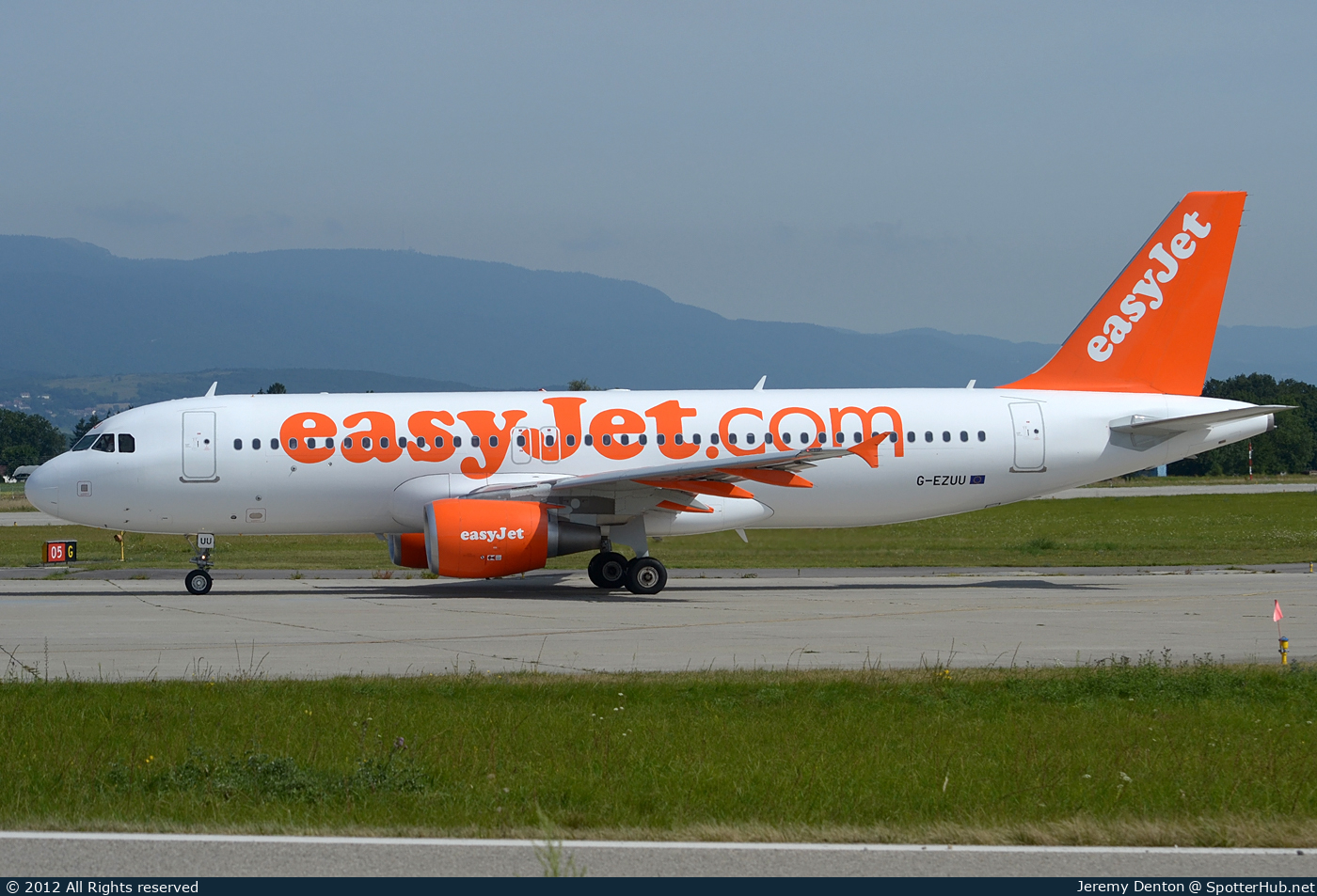 Photo of G-EZUU - Airbus A320-214 operated by easyJet