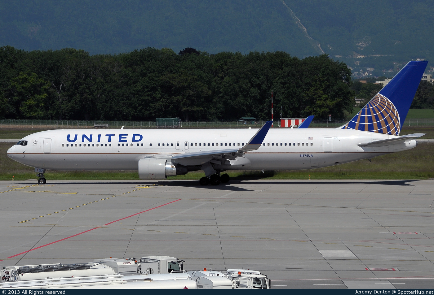 Photo of N676UA - Boeing 767-322(ER) operated by United Airlines
