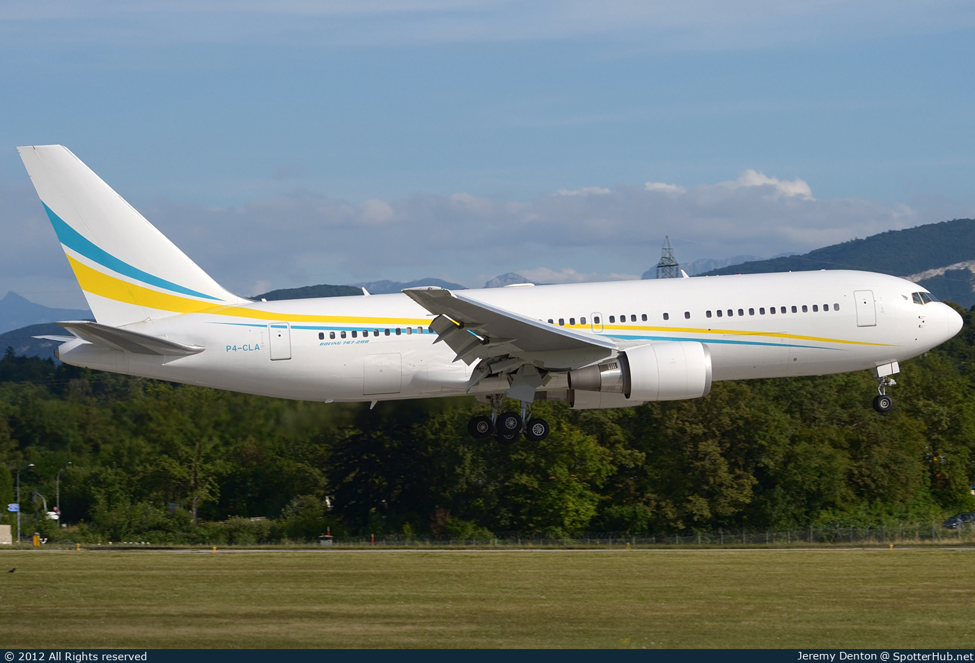 Photo of P4-CLA - Boeing 767-2DX(ER) operated by Comlux Aviation Aruba