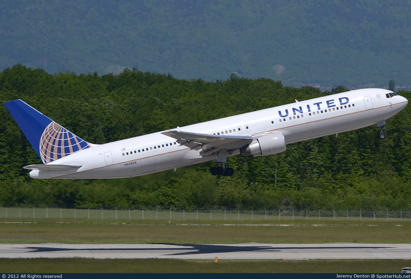 Photo of N644UA - Boeing 767-322(ER) operated by United Airlines