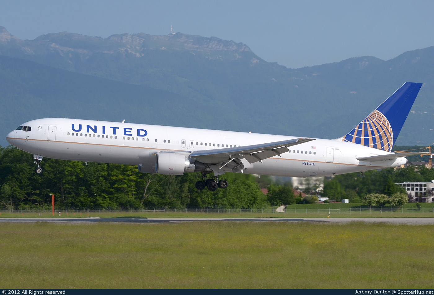 Photo of N652UA - Boeing 767-322(ER) operated by United Airlines