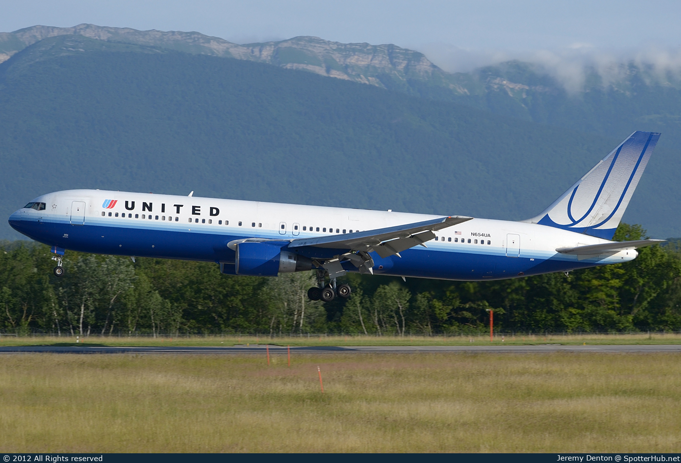 Photo of N654UA - Boeing 767-322(ER) operated by United Airlines