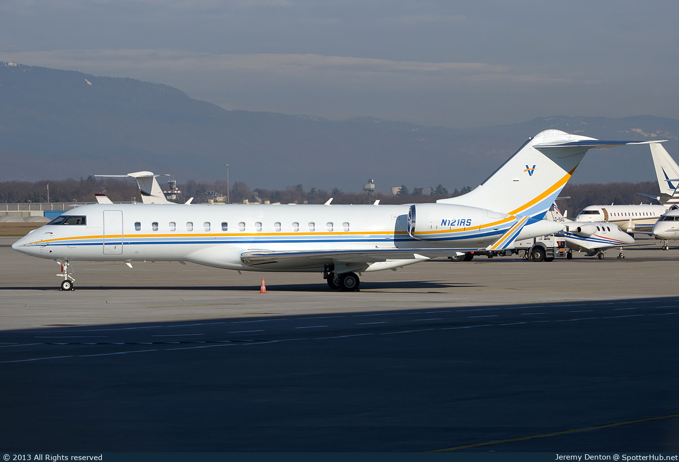 Photo of N121RS - Bombardier Global Express XRS operated by Solairus Aviation