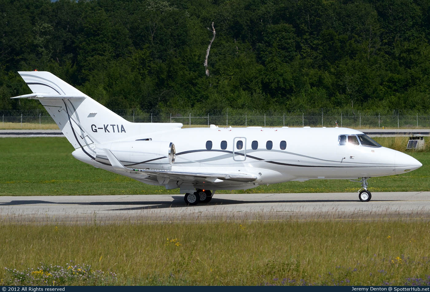 Photo of G-KTIA - Hawker Beechcraft 900XP operated by TAG Aviation UK
