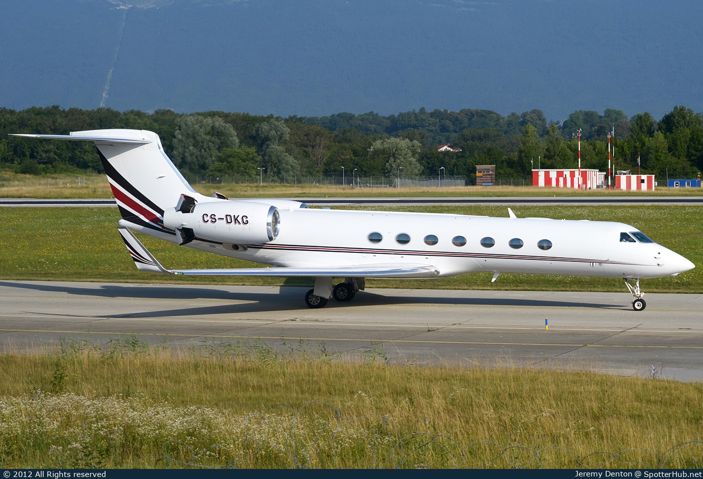 Photo of CS-DKG - Gulfstream GV-SP (G550) operated by NetJets Europe